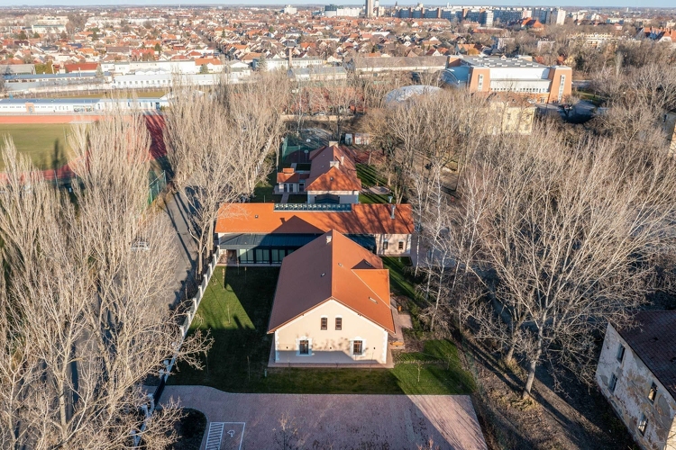 Épített örökség született újjá Kecskeméten: átadták a Rudolf-laktanya új családsegítő központját