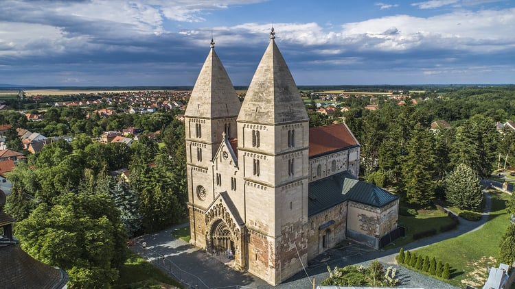 Megújult az egyedülálló kapuzatáról ismert Árpád-kori templom belső tere