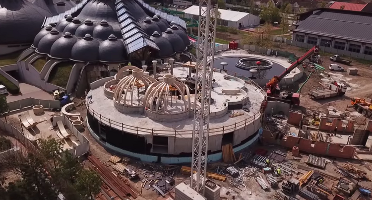 Már két kupola is a helyére került a makói Hagymatikum projektjében - videó