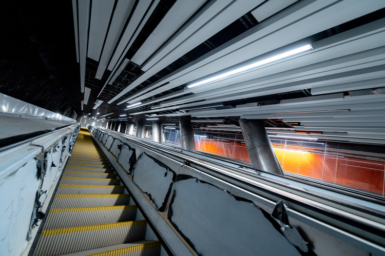 M3: Fotókon a megújult színes metróállomások, ahol a régi szerkezeti elemeket is megmutatják a tervezők