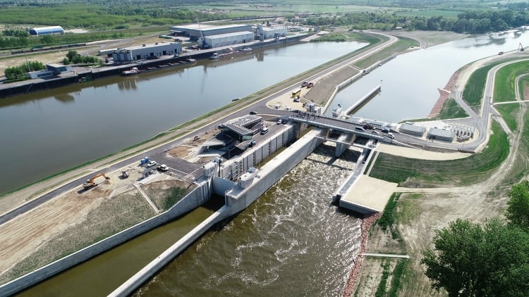 Szakmai bejárást tartottak a Mosoni-Duna torkolatát áthelyező projekt új építményeinél