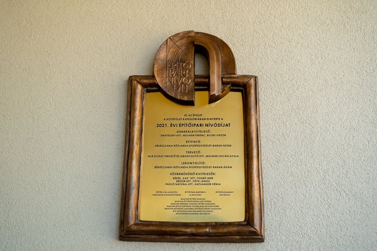 Felkerült az emléktábla a Nívódíjas Békéscsabai Röplabda Akadémia épületére