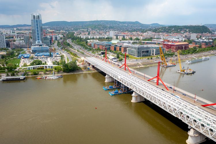 Helyére került Budapest új hídjának utolsó eleme is - galéria