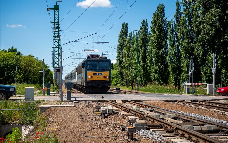 Újabb lépés a Békéscsaba és Lőkösháza közötti vasúti fejlesztésben: biztonságértékeléssel folytatódik a projekt