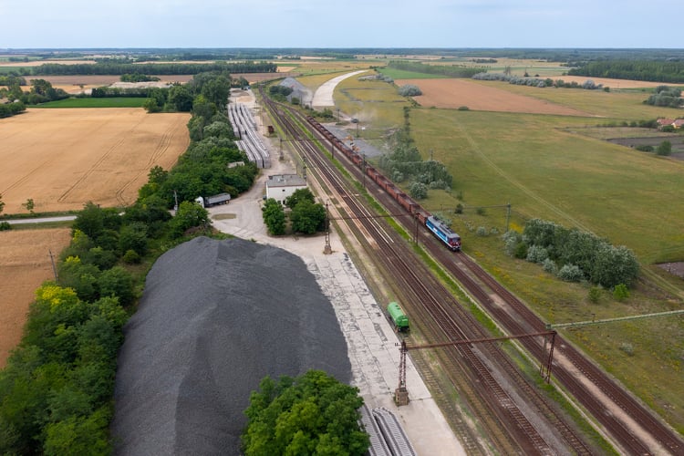 Budapest−Belgrád vasútvonal: látványos munkálatokkal épül az új vágány Kiskőrösön