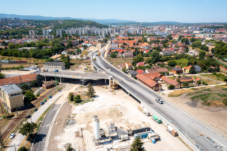 Szerkezetkész Miskolc különleges hídja, helyére emelték az új kerékpáros hidat