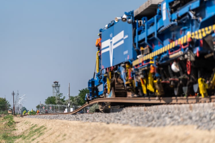 Elérte a szerb határt a vágányépítés a Szeged-Röszke vasútvonalon  