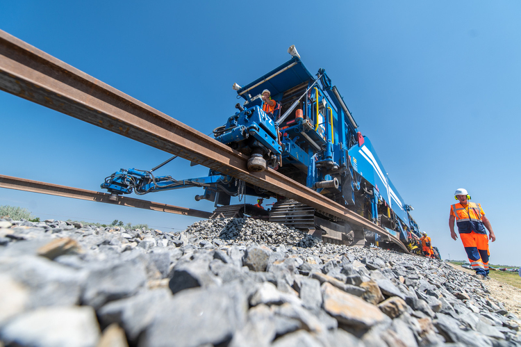 Nincs megállás: gyors tempóban dolgoznak tovább a Szeged−Röszke vasútvonalon