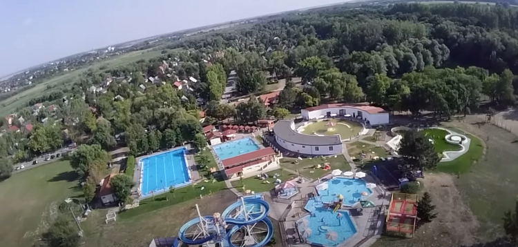Wellnessel ellátott négycsillagos szállodával bővülhet a tiszavasvári strandfürdő
