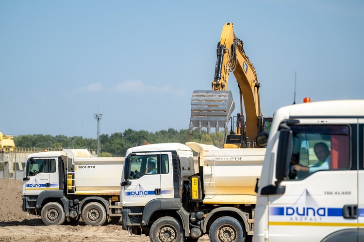 Elkezdődött a teljes talajkiemelés a paksi bővítés keretében: 23 méter mélyen dolgoznak majd a munkagépek