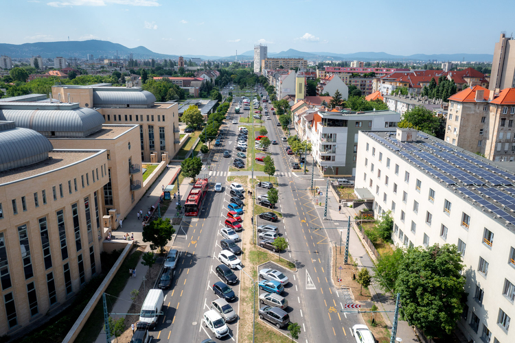 A forgalom folyamatos fenntartása mellett újult meg a fővárosi Róna utca