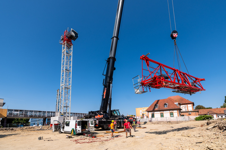 Már toronydaru is segíti a székesfehérvári kórház új tömbjének építkezését