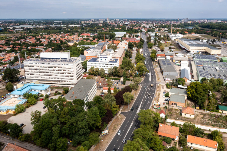 Szolnok egyik fontos sugárútja épült át a megyei kórház mellett