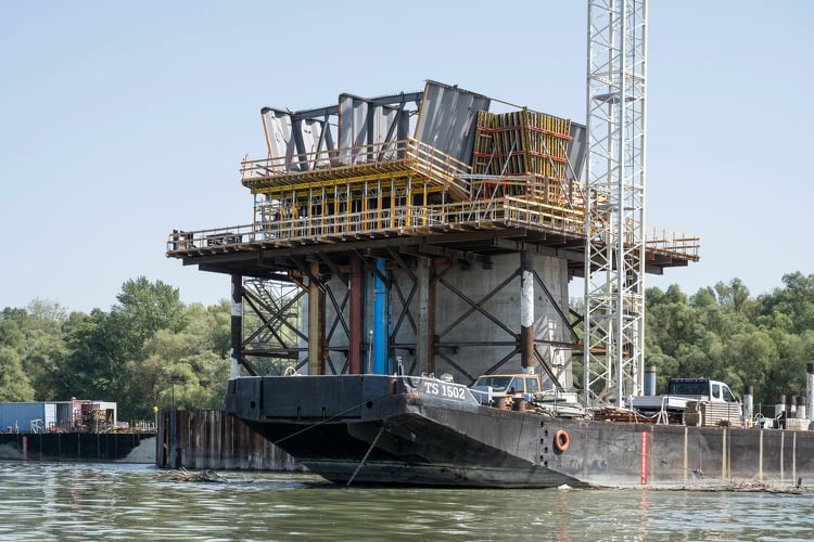 Különleges betonozási technikával épül a huszadik magyar Duna-híd szerkezete 