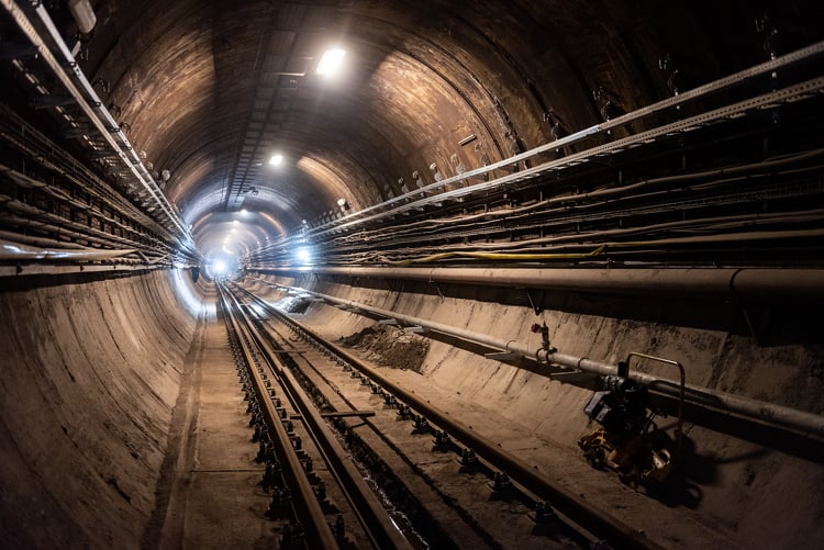 M3-as metró: bemutatjuk, hogyan ellenőrzik az alagútban végzett elektromos munkákat