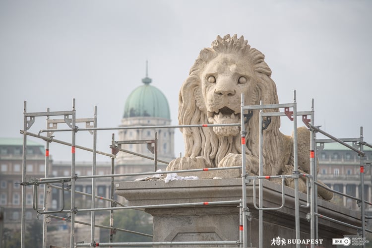 Ismét eredeti helyén őrködik mind a négy Lánchíd-oroszlán