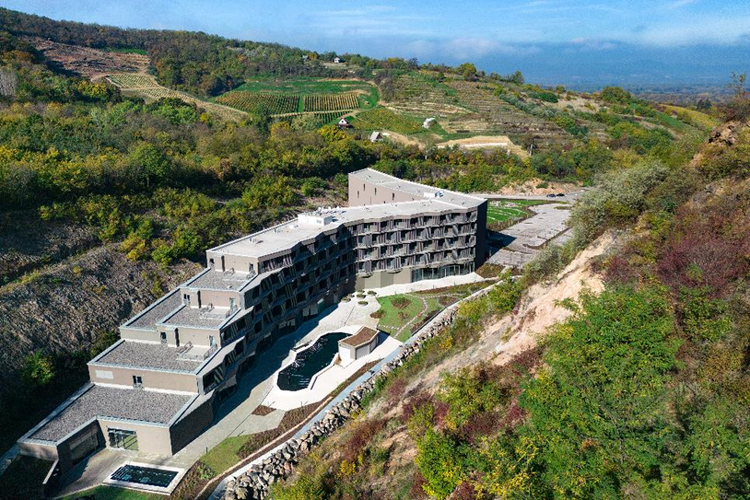 Dél-amerikai hangulatot idéző hotel nyílt a Tokaji-hegységben
