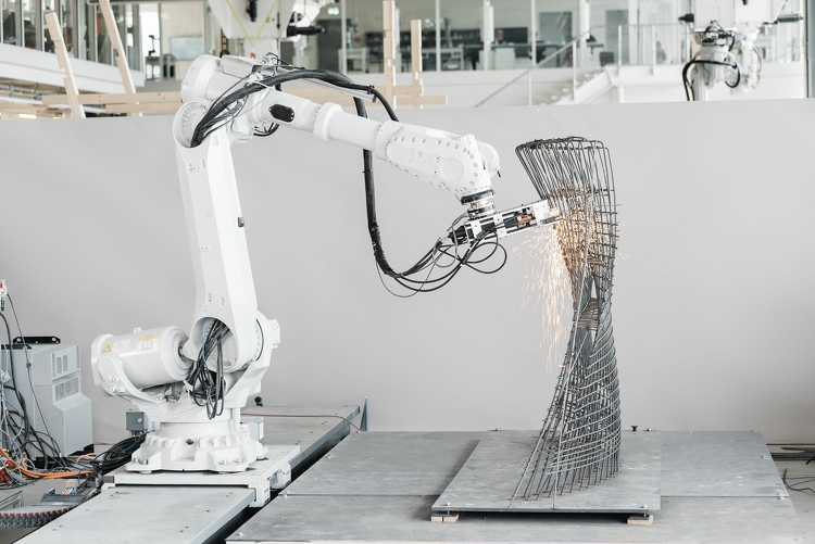 MESH és PERI - robottal támogatott, zsaluzás nélküli vasbeton technológia igényes betonszerkezetek gyártásához
