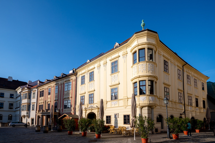 Egyedi ásványi vakolattal nyerték vissza történelmi pompájukat Sopron meghatározó épületei - fotógaléria