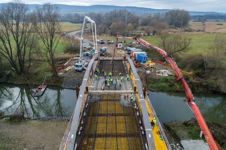 Befejeződött a Drégelypalánkot és Ipolyhídvéget összekötő híd pályalemezének betonozása