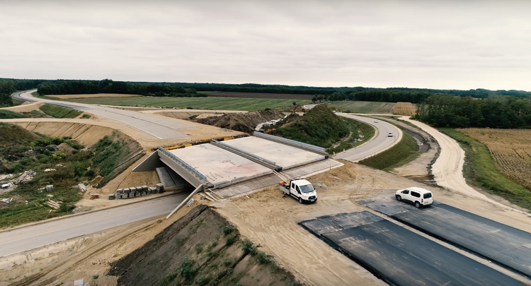 Látványos videó a Pápát Győrrel összekötő 2x2 sávos út építkezéséről