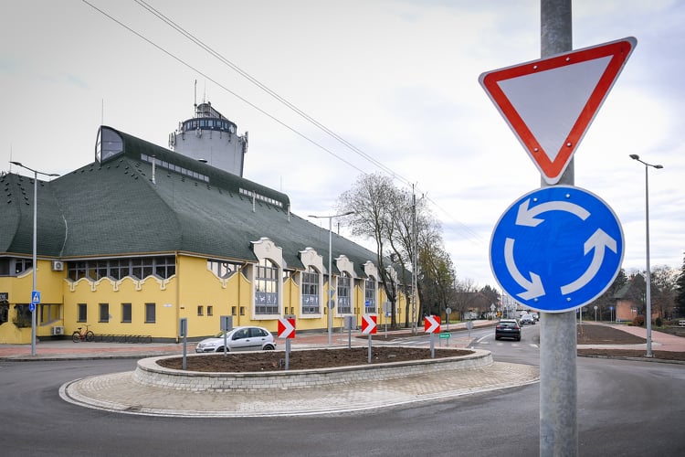 A megújult csomópont biztonságosabbá teszi a közlekedést - elkészült Gyula elliptikus körforgalma
