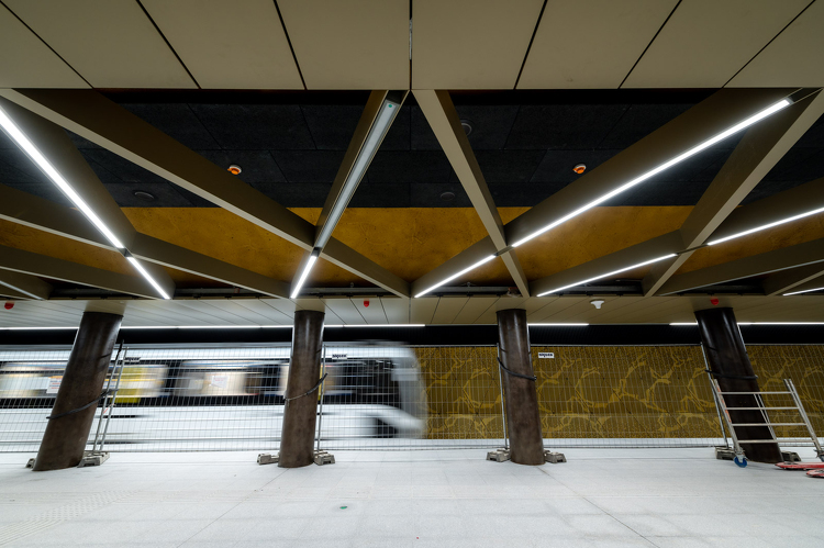 M3 metró: madár motívumok utalnak az egyik megújuló állomáson a térnek nevet adó ferences rendre - VIDEÓ 