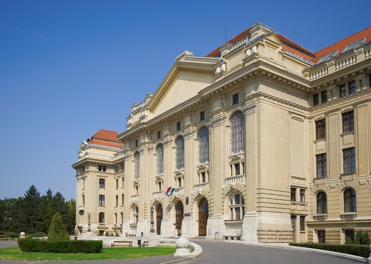 Inspiráló közösségi terekkel újítanák meg a Debreceni Egyetem természettudományi épületét
