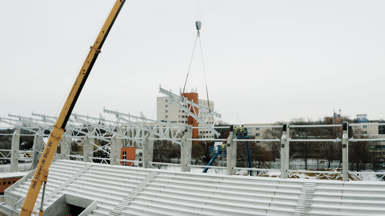 VIDEÓ - Látványos munkával kerültek a helyükre fémszerkezetek a nyíregyházi stadion építkezésén