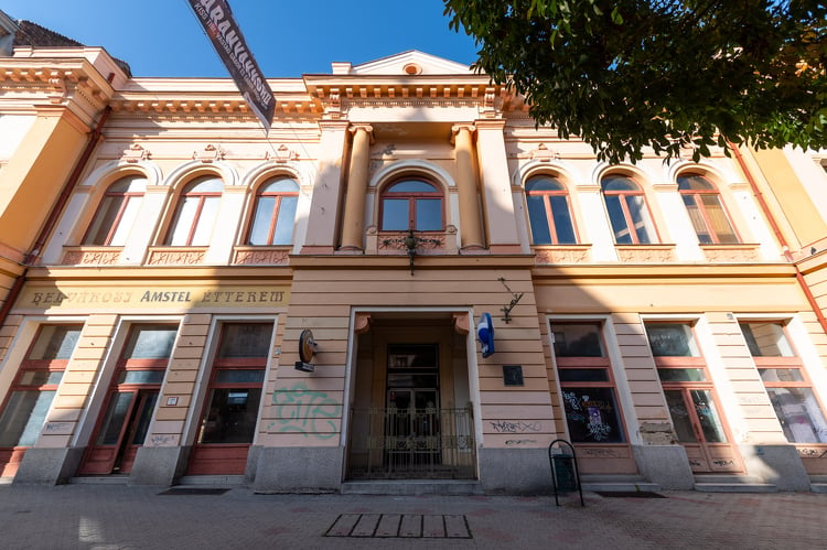 Az épület patináját ábrázoló háló kerül a Pécsi Nemzeti Kaszinó homlokzatára