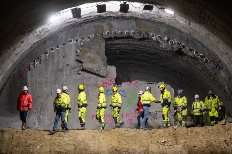 Mérföldkő a soproni alagútépítésben: az északi járatban is összeértek a munkagépek - fotók