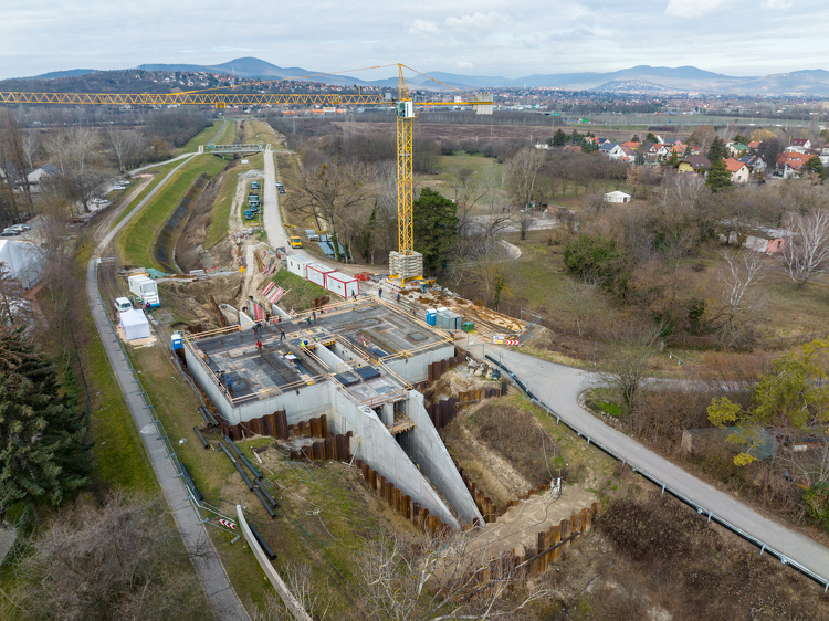 Már a víztartási próbák is elkezdődtek a Budapest határán zajló árvízvédelmi projektben - galéria
