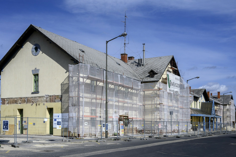 Az utascsarnok és a pénztár munkálataival folytatódik a veszprémi vasútállomás felújítása