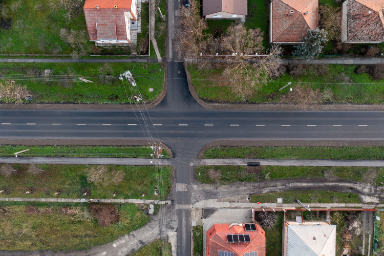 Két szakaszon is új burkolatot kap egy Csongrád-Csanád vármegyei összekötőút