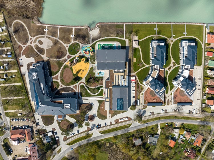 Ötcsillagos szállodát és családi élményparkot épített a KÉSZ Csoport a Balaton partján 