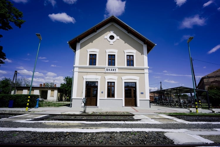Átadták a felújított vasútállomás épületét a Békés vármegyei Okányban