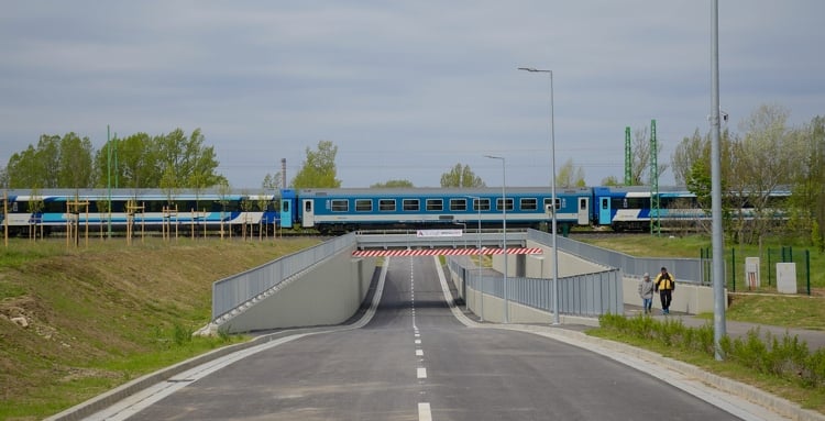 Új aluljáró kapcsolja össze a Budapest-Bécs vasútvonalon keresztül Tatabánya két korábban elszakított részét – VIDEÓ