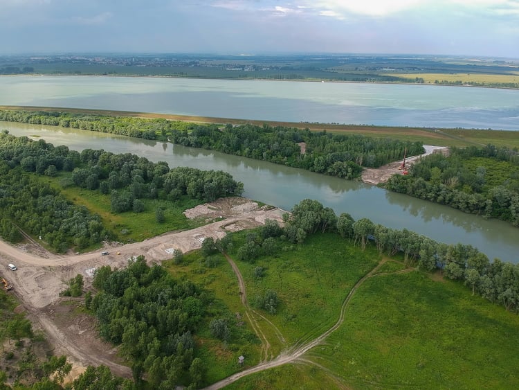 Már épül az új gyalogos-kerékpáros híd Dunakiliti és a szlovákiai Doborgaz között