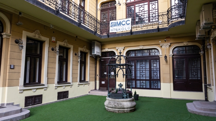 A második oktatási központját tervezi Szegeden az MCC