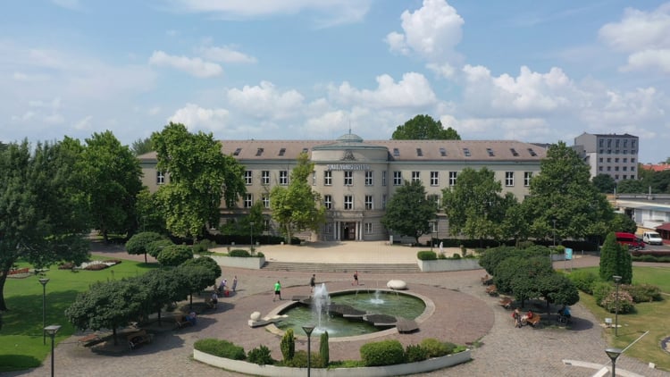 Megújul a Dunaújvárosi Egyetem szocreál épülete
