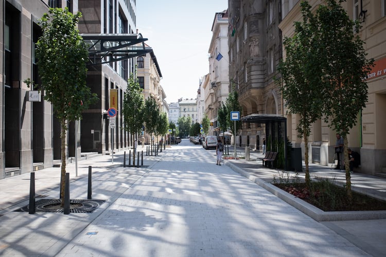 Klímatudatos fejlesztéssel újult meg a pesti belváros egyik legismertebb utcája