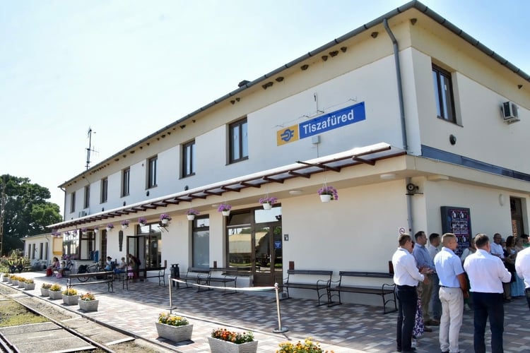 Rangjához méltó vasútállomást kapott a Tisza-tó fővárosa