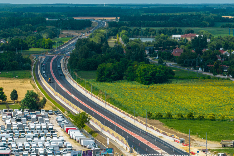 A Győrt Pápával összekötő új négysávos út mentén építik fel a Leier zajárnyékoló falait – FOTÓK