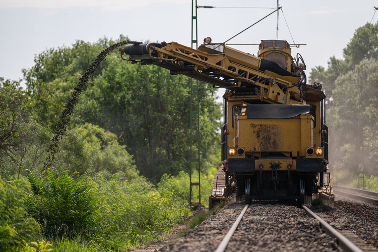 Több mint két kilométeren tisztult meg az ágyazat a Budapest-Cegléd vasútvonalon