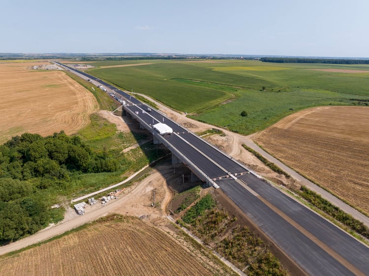 Mérföldkő az M6-os autópálya zárószakaszán: átgurult a hordó a Majsi völgyhídon