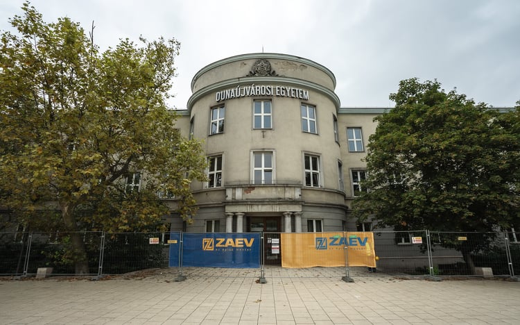 Újjáépül az egyetem szocreál főépülete Dunaújvárosban, elrajtolt a fejlesztés