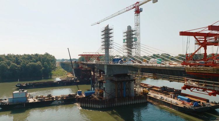 Videón mutatjuk, hogyan kezdi felvenni végső formáját a Kalocsa-Paks Duna-híd 