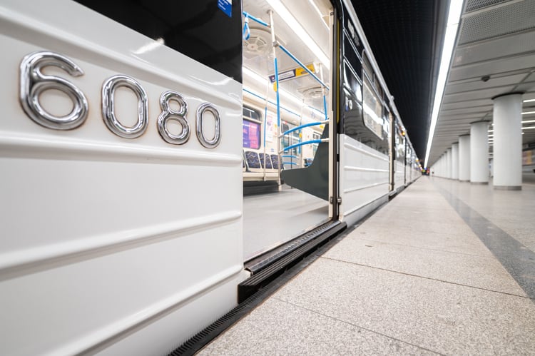 M3 metró: speciális elemekkel csökkentik az átlépési távolságot a szerelvények és a peron között