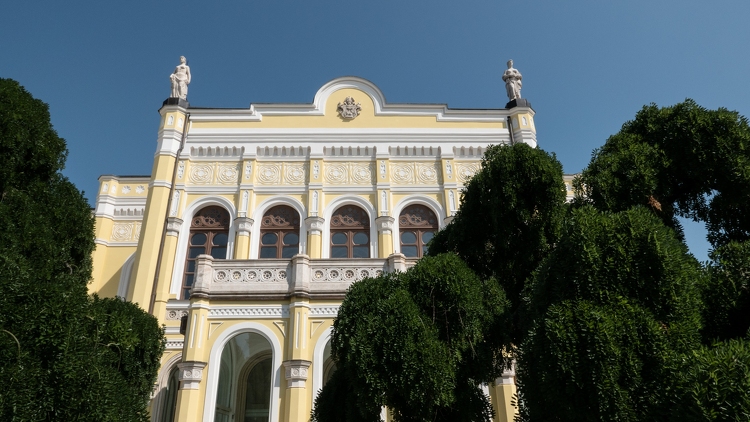 Korhű burkolatok a debreceni Csokonai Színházban - Egy 150 éves épület értékőrző felújítása