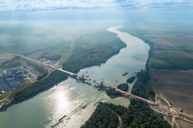 Ezúttal videón mutatjuk meg, hol tart az új Duna-híd építkezése
